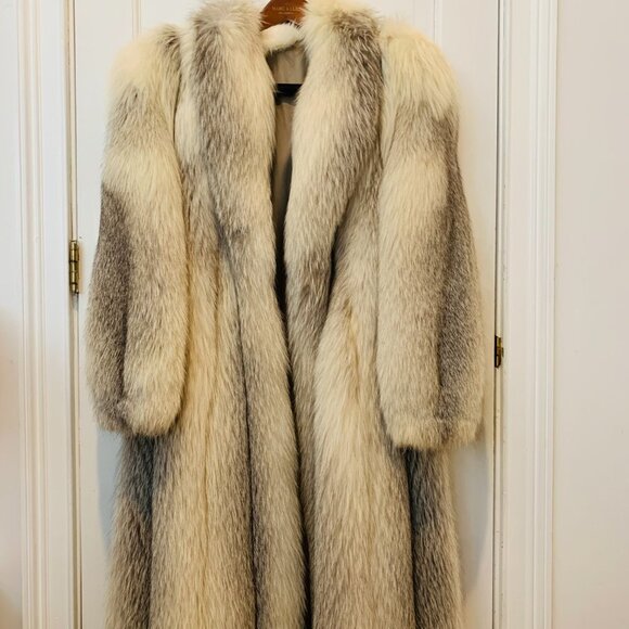 Incredible Full Length Blue Fox Fur Coat | Beautiful Collar | Stunning White Fur - Picture 16 of 16